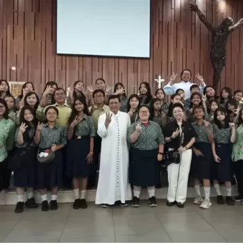 SMP Budhaya III Mengisi Paduan Suara di Gereja Santo Gabriel