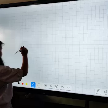 SMP Budaya III Terima Smart Board 75 Inch dari Program Pemer