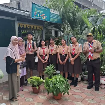 Semangat Hari Pendidikan Nasional di SMP Budhaya III Santo A
